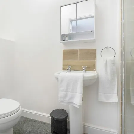New! Stylish 5-bed In Stockton-on-tees By With Us, Perfect For Contractors & Large Groups, Free Parking! Apartment *