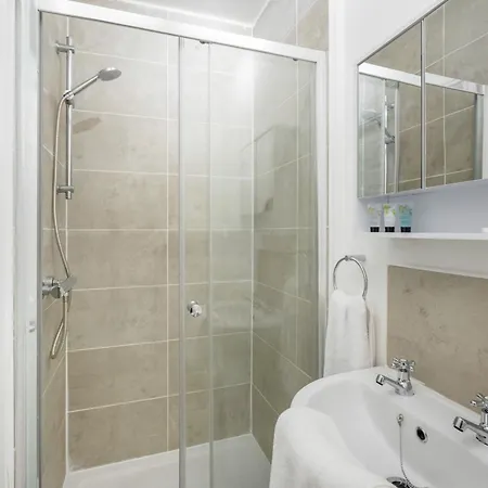 New! Stylish 5-bed In Stockton-on-tees By With Us, Perfect For Contractors & Large Groups, Free Parking! Apartment