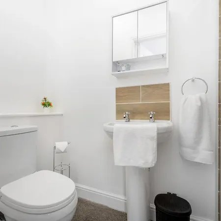 Apartment New! Stylish 5-bed In Stockton-on-tees By With Us, Perfect For Contractors & Large Groups, Free Parking!