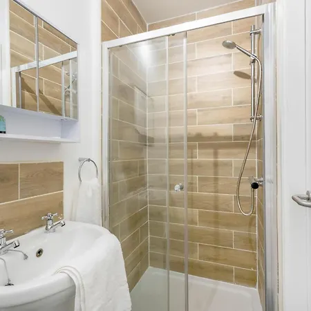 New! Stylish 5-bed In Stockton-on-tees By With Us, Perfect For Contractors & Large Groups, Free Parking! Apartment