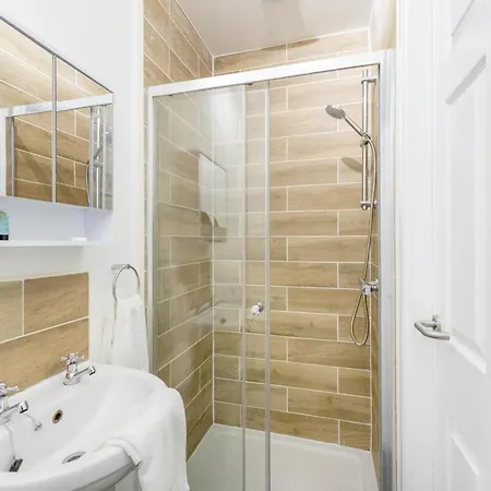Apartment New! Stylish 5-bed In Stockton-on-tees By With Us, Perfect For Contractors & Large Groups, Free Parking!