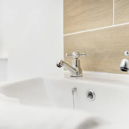Apartment New! Stylish 5-bed In Stockton-on-tees By With Us, Perfect For Contractors & Large Groups, Free Parking! *