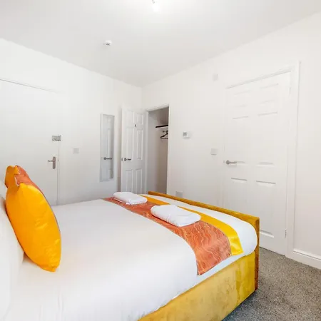 New! Stylish 5-bed In Stockton-on-tees By With Us, Perfect For Contractors & Large Groups, Free Parking!
