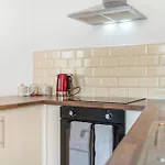 Apartment New! Stylish 5-bed In Stockton-on-tees By With Us, Perfect For Contractors & Large Groups, Free Parking! *