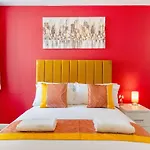 New! Stylish 5-bed In Stockton-on-tees By With Us, Perfect For Contractors & Large Groups, Free Parking! Apartment