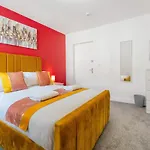 Apartment New! Stylish 5-bed In Stockton-on-tees By With Us, Perfect For Contractors & Large Groups, Free Parking!