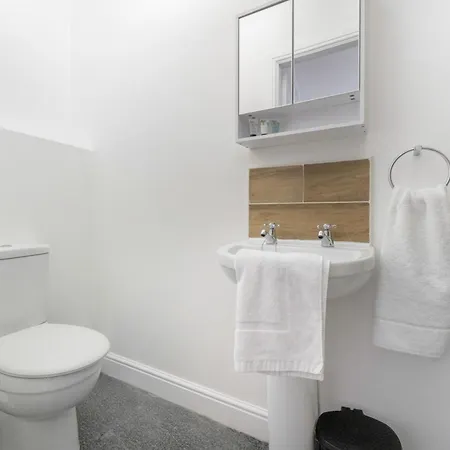 New! Stylish 5-bed In Stockton-on-tees By With Us, Perfect For Contractors & Large Groups, Free Parking! * 蒂诗上的索纳比