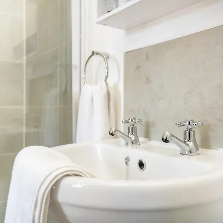 New! Stylish 5-bed In Stockton-on-tees By With Us, Perfect For Contractors & Large Groups, Free Parking! 蒂诗上的索纳比