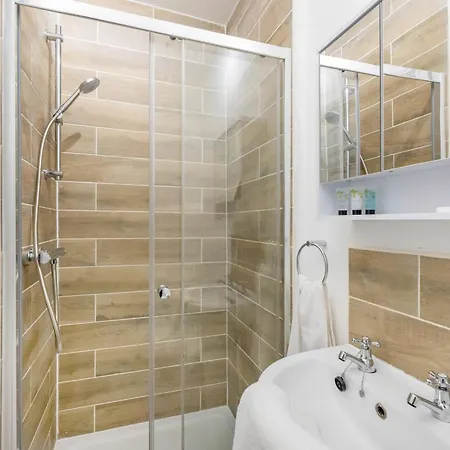 New! Stylish 5-bed In Stockton-on-tees By With Us, Perfect For Contractors & Large Groups, Free Parking! 蒂诗上的索纳比