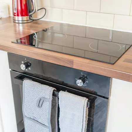 New! Stylish 5-bed In Stockton-on-tees By With Us, Perfect For Contractors & Large Groups, Free Parking! 公寓 *