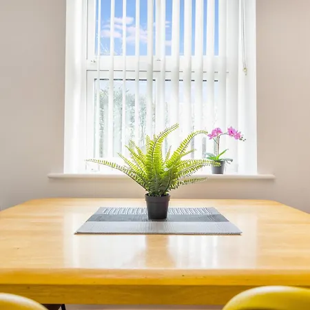 New! Stylish 5-bed In Stockton-on-tees By With Us, Perfect For Contractors & Large Groups, Free Parking!