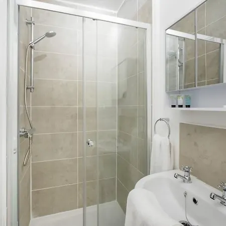 New! Stylish 5-bed In Stockton-on-tees By With Us, Perfect For Contractors & Large Groups, Free Parking!
