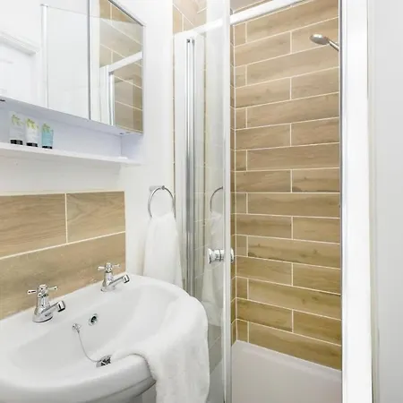 New! Stylish 5-bed In Stockton-on-tees By With Us, Perfect For Contractors & Large Groups, Free Parking! Appartamento