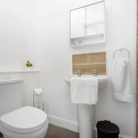 New! Stylish 5-bed In Stockton-on-tees By With Us, Perfect For Contractors & Large Groups, Free Parking! * Thornaby on Tees